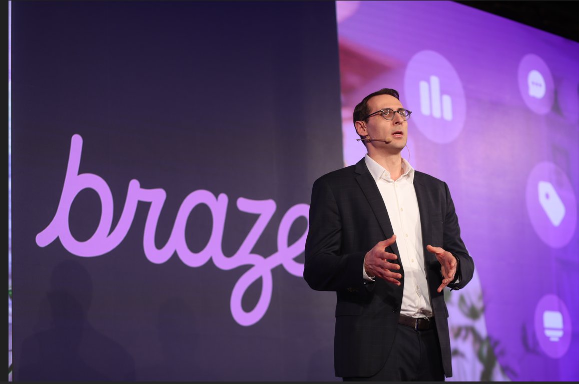 プロダクトアップデートを紹介するBraze 共同創業者兼CTO ジョン・ハイマン氏